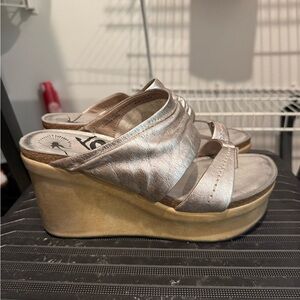 Sofft Women's Silver and Tan Wedge Sandals